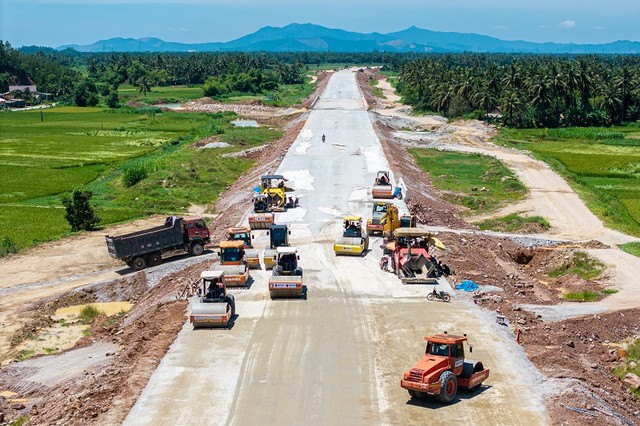 Các đơn vị thi công Dự án cao tốc Quảng Ngãi - Hoài Nhơn đang đẩy nhanh tiến độ để về đích sớm hơn dự kiến.
