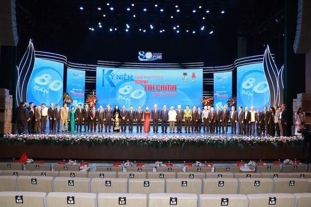 Tổng Bí thư Tô Lâm cùng các đại biểu chụp ảnh lưu niệm.