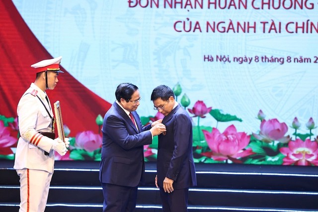 Thủ tướng Chính phủ Phạm Minh Chính trao Huân chương Lao động hạng Nhất cho Bộ trưởng Bộ Tài chính Nguyễn Văn Thắng.