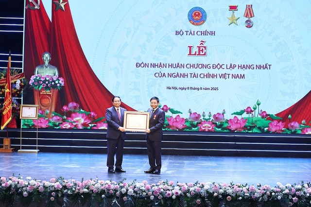 Thủ tướng Chính phủ Phạm Minh Chính trao Huân chương Lao động hạng Nhất cho Bộ trưởng Bộ Tài chính Nguyễn Văn Thắng.