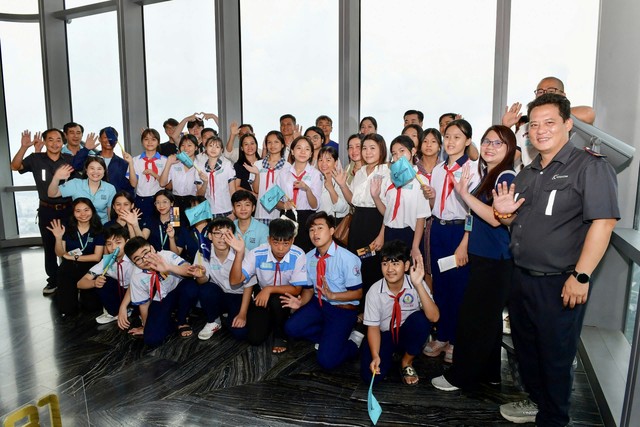 Con em công nhân tham quan Toà quan sát Landmark 81
