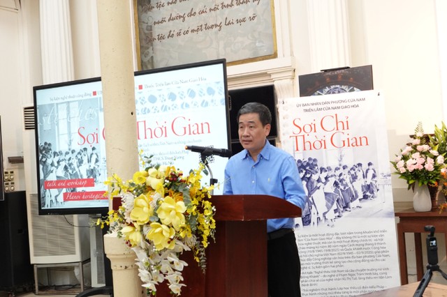 Ông Trần Quốc Hoàn, Chủ tịch UBND phường Cửa Nam phát biểu khai mạc sự kiện "Sợi chỉ thời gian". Ảnh: Hồ Hạ