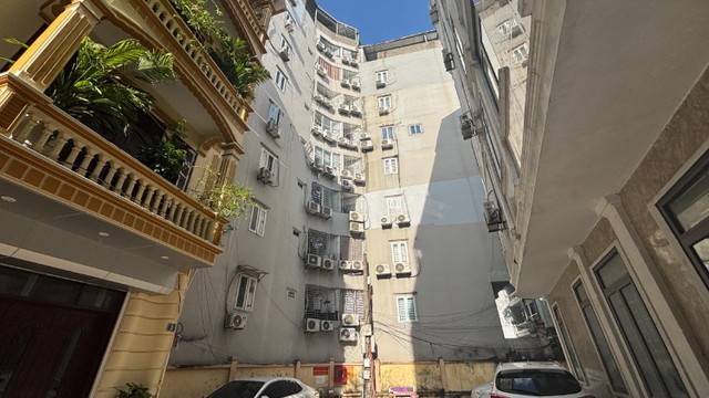 Một tòa chung cư mini có 9 tầng 1 tum tại phố Khương Hạ. Ảnh: Thanh Vũ Một tòa chung cư mini có 9 tầng 1 tum tại phố Khương Hạ. Ảnh: Thanh Vũ