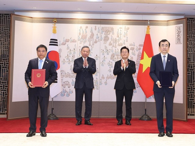 Tổng Bí thư Tô Lâm và Tổng thống Hàn Quốc Lee Jae Myung chứng kiến lễ trao Biên bản ghi nhớ hợp tác giữa Ủy ban Chứng khoán Nhà nước và Cơ quan giám sát tài chính Hàn Quốc. Ảnh: Thống Nhất