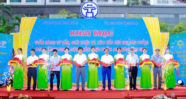 Các đại biểu cắt băng khai mạc Tuần hàng.