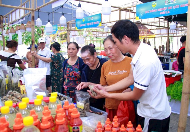 Người dân mua sắm tại Tuần hàng.