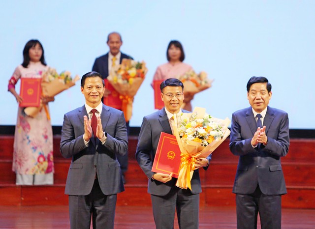 Lãnh đạo tỉnh Bắc Ninh trao chứng nhận đầu tư cho đại diện doanh nghiệp tại Hội nghị xúc tiến đầu tư.