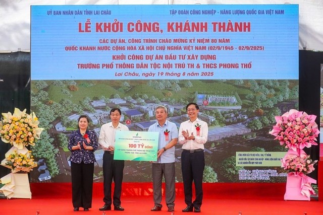 Cũng trong sáng 19/8, lễ khởi công xây dựng Trường phổ thông nội trú tiểu học và trung học cơ sở Phong Thổ đã diễn ra tại xã Phong Thổ (tỉnh Lai Châu). Đây là công trình giáo dục có ý nghĩa đặc biệt, góp phần nâng cao chất lượng dạy và học cho con em đồng bào vùng sâu, vùng xa, biên giới. Với "nghĩa tình đong đầy" và trách nhiệm cao với cộng đồng, xã hội, Petrovietnam đã đồng hành cùng dự án bằng khoản hỗ trợ 100 tỷ đồng, góp phần hiện thực hóa ngôi trường đầy tâm huyết này.