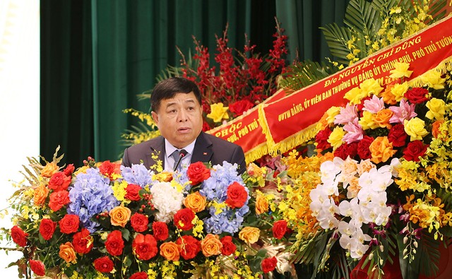 Thay mặt Đảng ủy Chính phủ, Phó Thủ tướng nhiệt liệt chúc mừng, biểu dương và ghi nhận sự cố gắng, nỗ lực của Đảng bộ và Bộ Tài chính về những kết quả, thành tích đã đạt được. Ảnh: Đức Thanh.