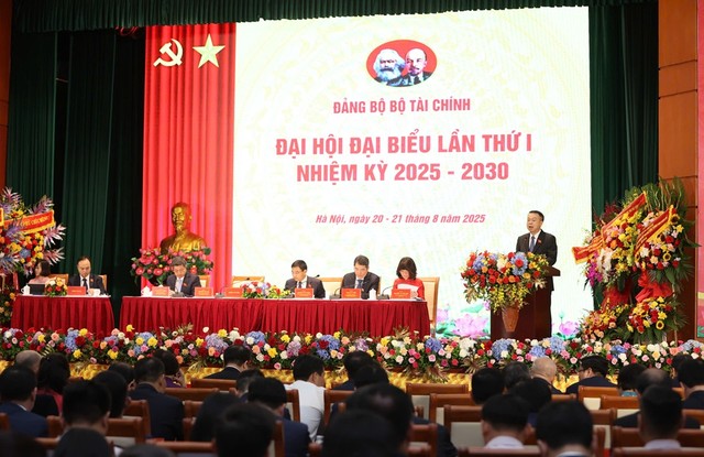 Đồng chí Nguyễn Đức Chi - Phó Bí thư Đảng ủy, Thứ trưởng Bộ Tài chính trình bày dự thảo Báo cáo chính trị của Ban Chấp hành Đảng bộ Bộ Tài chính nhiệm kỳ 2020 - 2025 trình Đại hội. Ảnh: Đức Thanh