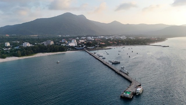 Một phần Đặc khu Côn Đảo nhìn từ biển.