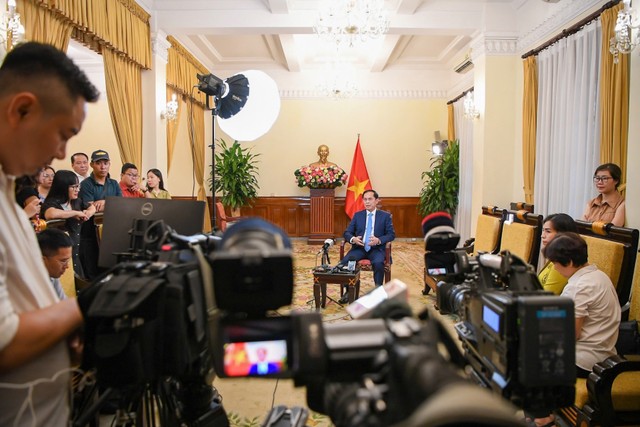 Phó Thủ tướng, Bộ trưởng Bộ Ngoại giao Bùi Thanh Sơn chia sẻ với báo chí về tám thập kỷ Ngoại giao Việt Nam.