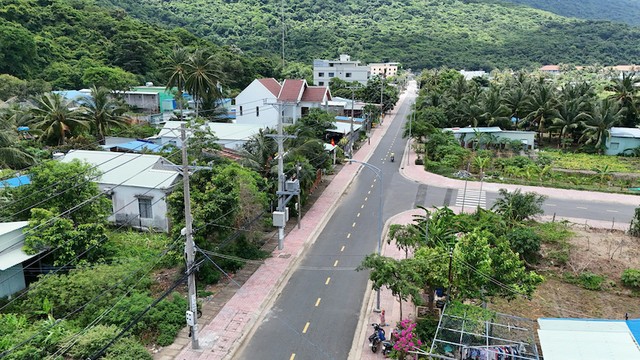 Tổng công ty Điện lực TP.HCM đã có kế hoạch hạ ngầm và phát triển lưới điện thông minh tại Côn Đảo. TP. HCM hiện đã chọn Côn Đảo và Cần Giờ làm hai địa phương đi đầu về phát triển giao thông xanh.