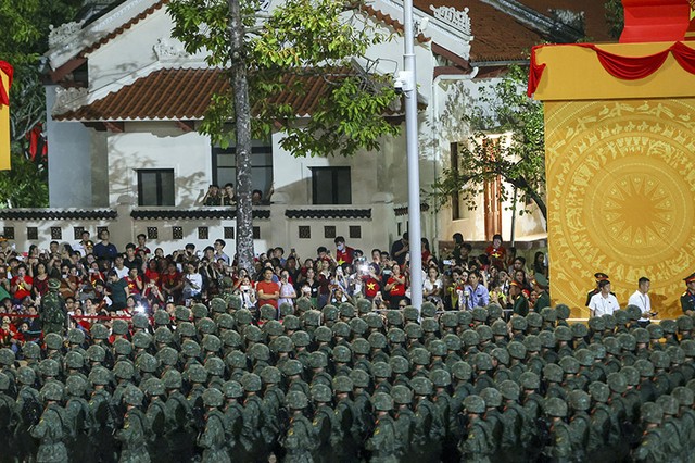 Các khối lần lượt tiến qua quảng trường dưới sự cổ vũ nhiệt tình của người dân