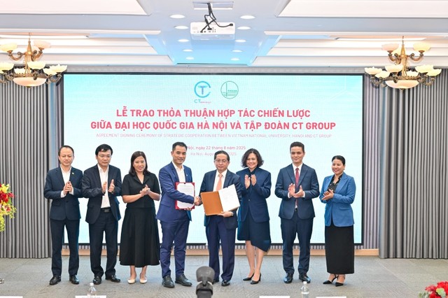 PGS.TS Phạm Bảo Sơn, Phó Giám đốc Đại học Quốc gia Hà Nội và ông Trần Kim Chung, Chủ tịch Tập đoàn CT Group trao bản thỏa thuận hợp tác chiến lược với mục tiêu làm chủ công nghệ chip bán dẫn.
