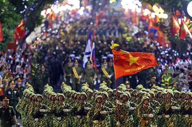 Binh chủng hoá học với lá cờ quyết thắng tung bay trên phố