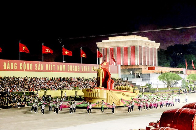 Các khối nghi trượng tiến vào lễ đài trong sự cổ vũ của người dân.