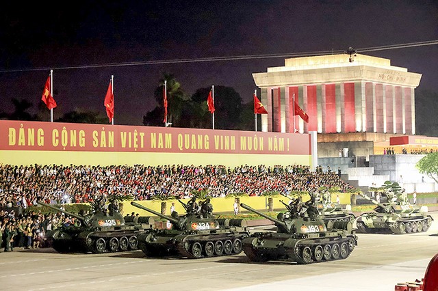 Cùng với quân nhân là hàng trăm phương tiện khí tài tham gia diễu binh.