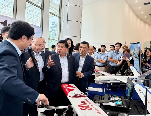 Phó thủ tướng Chính phủ Nguyễn Chí Dũng, Thứ trưởng Bộ Tài chính Nguyễn Thành Trung cùng lãnh đạo các đơn vị tham quan triển lãm bên lề sự kiện. Phó thủ tướng Chính phủ Nguyễn Chí Dũng, Thứ trưởng Bộ Tài chính Nguyễn Thành Trung cùng lãnh đạo các đơn vị tham quan triển lãm bên lề sự kiện.