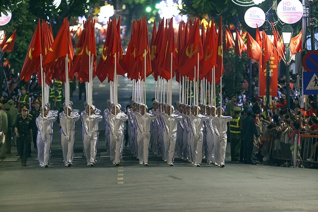 Khối Hồng Kỳ đến ngã tư Tràng Tiền - Ngô Quyền.