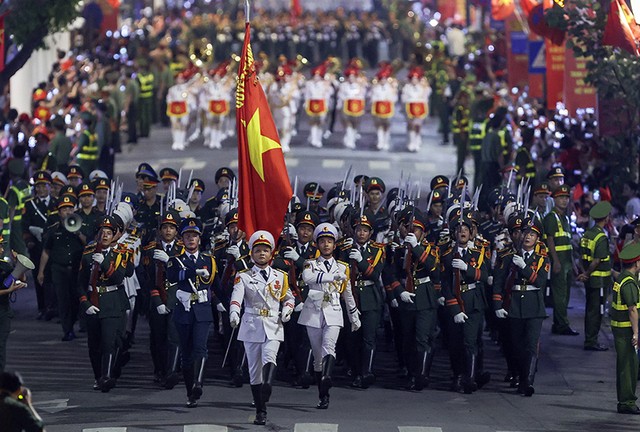 Các khối tiến gần đến quảng trường Cách mạng tháng Tám, nơi chật kín người dân đứng đợi trong tiếng hò reo và vỗ tay tán thưởng.