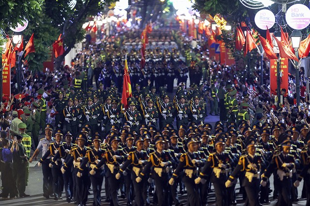 Hình ảnh các khối kéo dài hút tầm mắt trên phố Tràng Tiền.