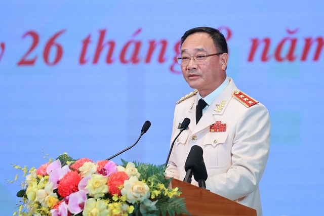 Thượng tướng Phạm Thế Tùng, Thứ trưởng Bộ Công an, phát biểu làm rõ một số kết quả nổi bật của lực lượng Công an nhân dân trong huy động nguồn lực hỗ trợ triển khai xóa nhà tạm, nhà dột nát trên phạm vi cả nước - Ảnh: VGP/Nhật Bắc