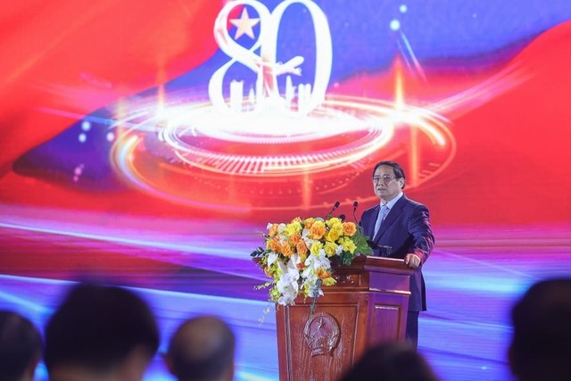 Thủ tướng nhấn mạnh, Triển lãm là một minh chứng sống động cho tiềm năng to lớn của ngành công nghiệp văn hóa, công nghiệp giải trí và sức sáng tạo tuyệt vời của người Việt Nam. Ảnh: VGP.