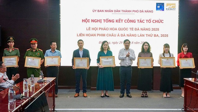 Chủ tịch UBND TP Đà Nẵng Lương Nguyễn Minh Triết trao Bằng khen cho các tập thể, cá nhân có thành tích xuất sắc trong công tác tham mưu và tổ chức Liên hoan phim châu Á Đà Nẵng lần thứ 3 năm 2025. Ảnh: Mai Quang