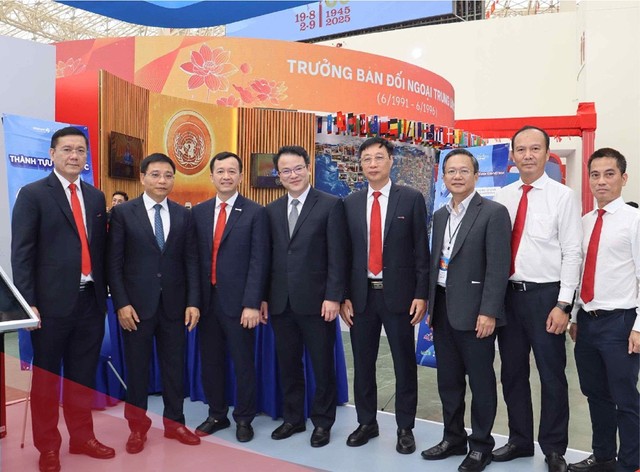 Lãnh đạo Bộ Tài chính thăm gian trưng bày của Công ty Xổ số điện toán Việt Nam (Vietlott).