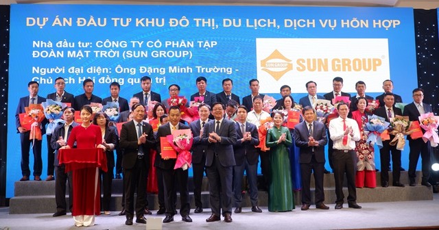 Lãnh đạo tỉnh Gia Lai trao bản ghi nhớ đầu tư cho lãnh đạo Tập đoàn Sun Group với Dự án Khu đô thị, du lịch, dịch vụ hỗn hợp.