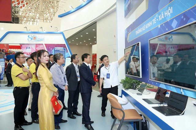 Lãnh đạo Bộ Tài chính thăm khu trưng bày lĩnh vực thống kê.