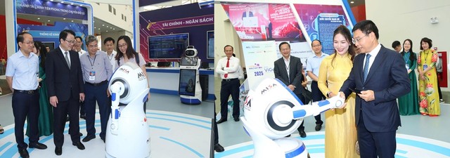 Lãnh đạo Bộ Tài chính thăm không gian tương tác tài chính số.