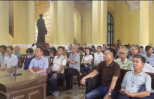 Các bị hại trong vụ án đang theo dõi phiên tòa.