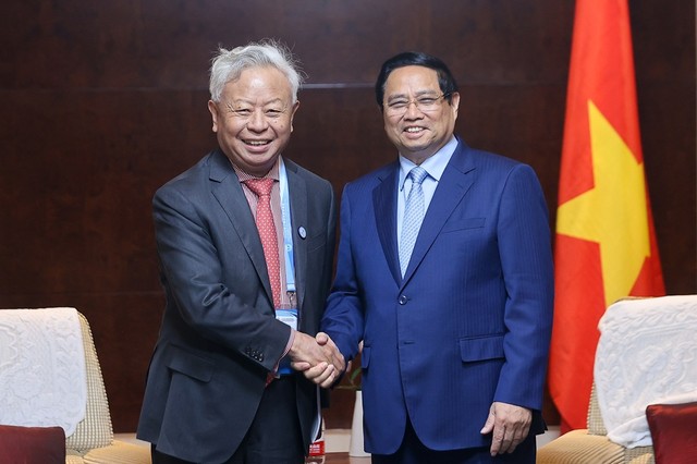 Thủ tướng Phạm Minh Chính (phải) và Chủ tịch AIIB Kim Lập Quần. Ảnh: Nhật Bắc.