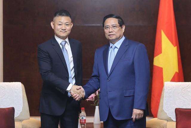 Thủ tướng Phạm Minh Chính (phải) tiếp Phó Chủ tịch Tập đoàn Yadea Vương Gia Trung - Ảnh: Nhật Bắc.