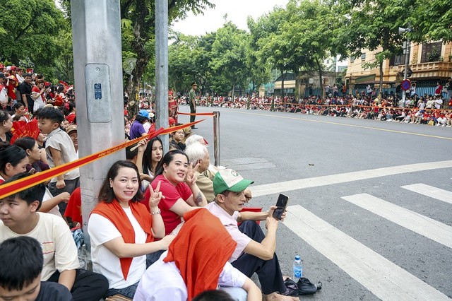 Từ cuối giờ sáng đã có rất nhiều người chọn cho mình một vị trí đẹp