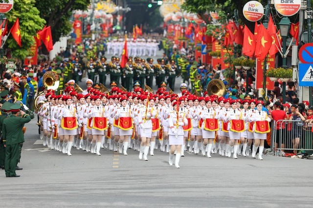 Hình ảnh trùng điệp của các khối diễu binh, diễu hành dọc phố Tràng Tiền