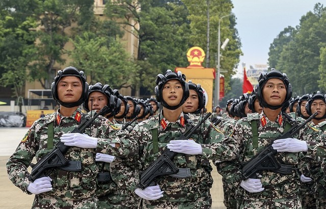 Các chiến sĩ tăng thiết giáp với làn da rám nắng, rắn rỏi