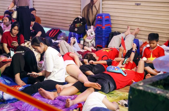 Nhiều người tranh thủ chợp mắt để có sức tiếp tục chờ đợi.