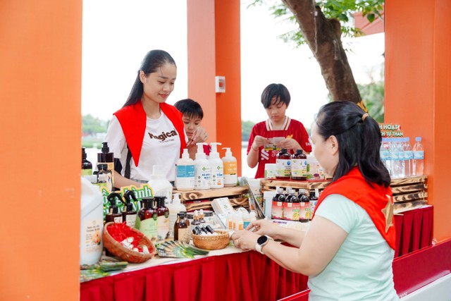 Chuỗi hoạt động "Sắc đỏ Ba Đình" hấp dẫn người dân và du khách.