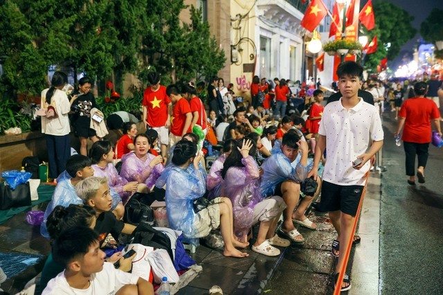 Lúc 18h trời đổ mưa, mặc dù đường phố vẫn còn khá ướt, nhưng không một gia đình nào có ý định di chuyển.