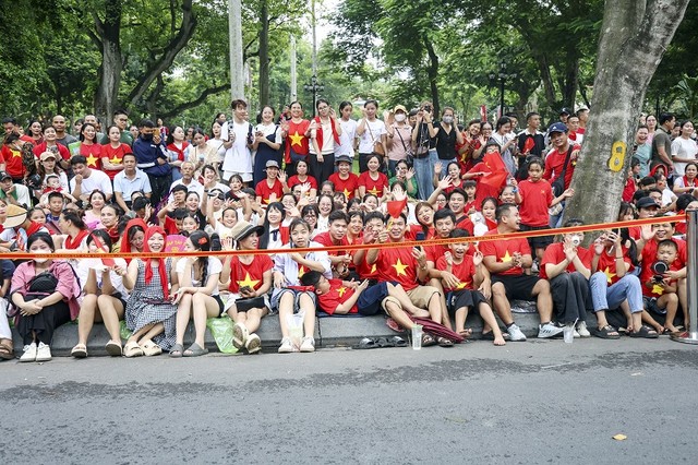 Khu vực vườn hoa Mai Xuân Thưởng kín chỗ từ 14h