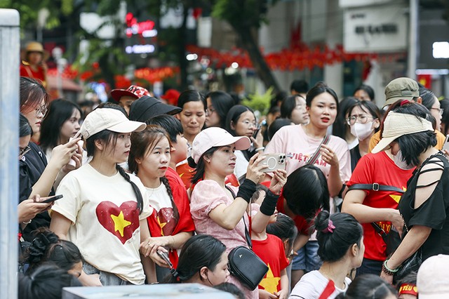 Tổng hợp luyện lần hai tại Quảng trường Ba Đình vào ngày cuối tuần nên rất đông người dân tranh thủ vừa check in các địa điểm đẹp, kết hợp xem buổi luyện tập của các lực lượng tham gia diễu binh.