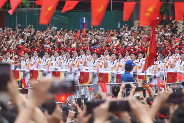 Khối nữ Quân nhạc là một trong những điểm nhấn thu hút của dịp này; mỗi khi các nữ chiến sĩ bước qua, đám đông lại vang lên những lời hô hào đầy phấn khích.