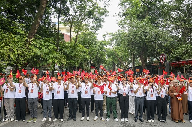 Toàn bộ đường Phan Đình Phùng đã kín chỗ từ sớm