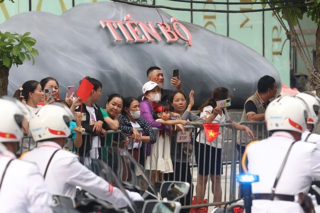 Người dân kiên trì đứng chờ đoàn diễu hành