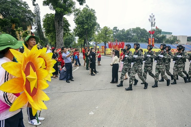 Mỗi khi có các khối diễu binh đi qua người dân rất háo hức ghi lại những khoảnh khắc đẹp
