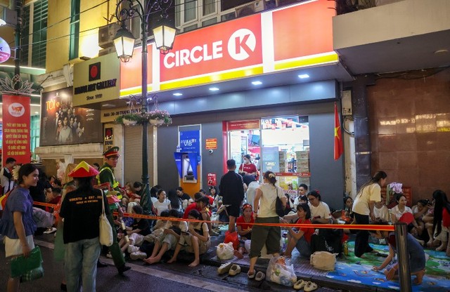 Một cửa hàng tiện lợi trên phố Tràng Tiền được người dân truyền tai nhau đây là vị trí VIP do có đồ ăn thức uống và nhà vệ sinh.