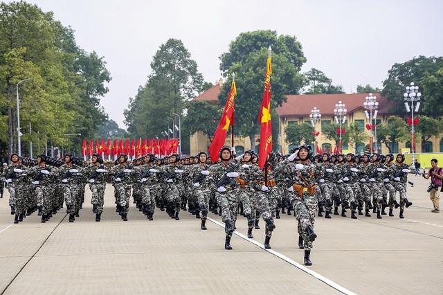 Phía trong quảng trường, các khối vũ trang của quân đội luyện tập điều lệnh.